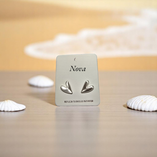 Aretes corazón plateado Nova con fondo de playa