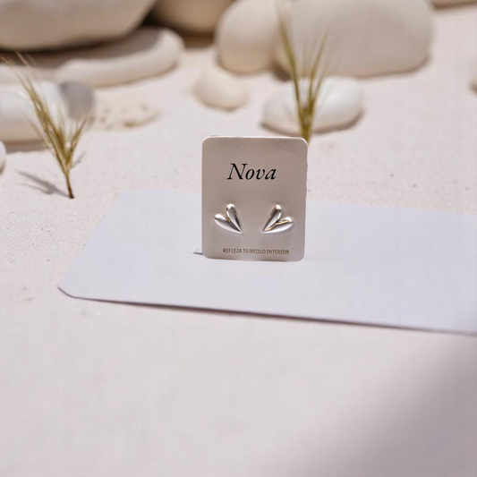 Detalle de un arete de plata con textura satinada