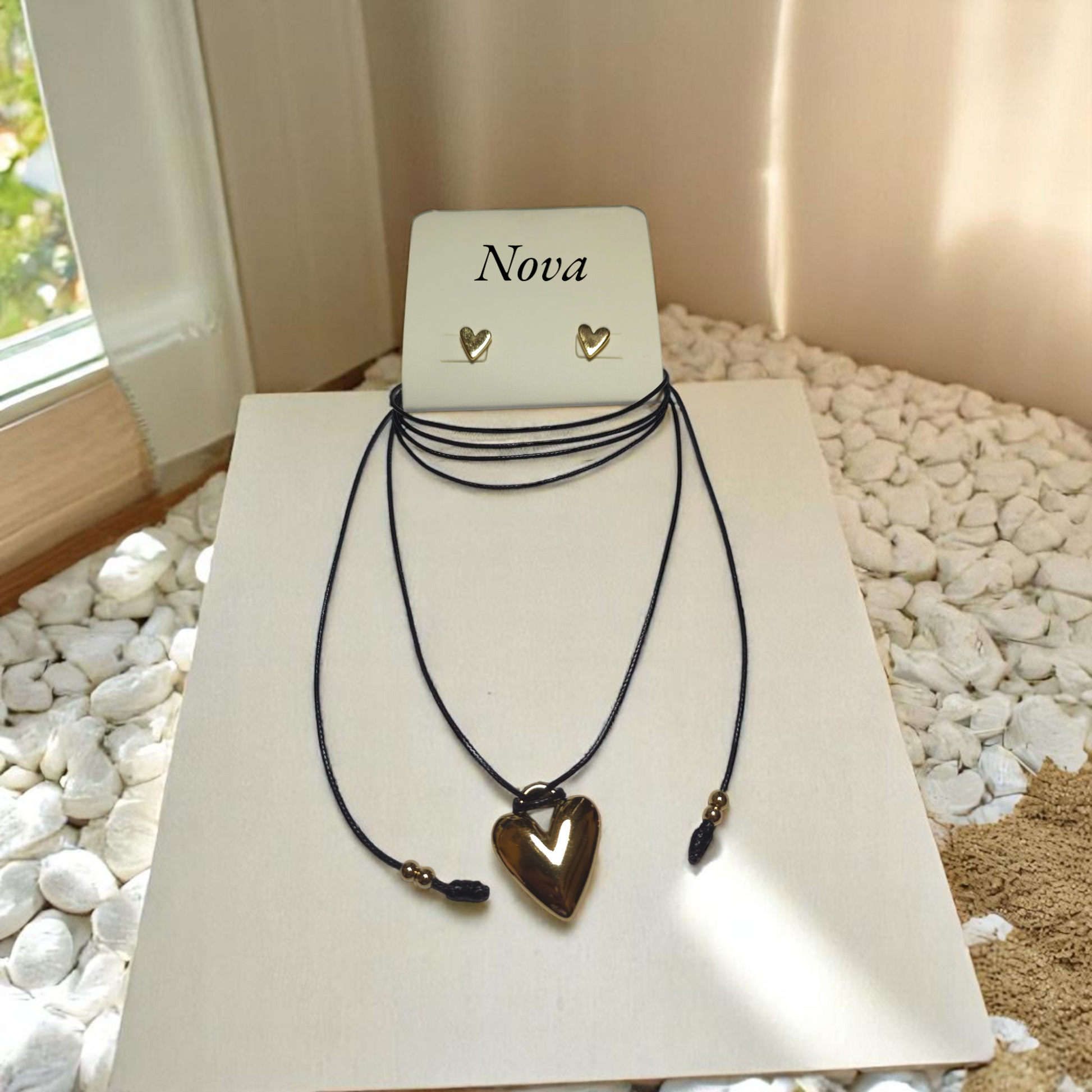 Collar con dije corazón brillante acompañado de aretes dorados